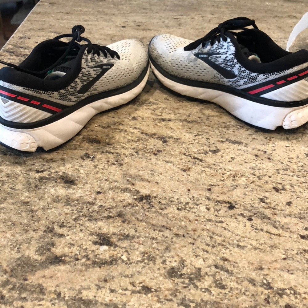 Tennis shoes